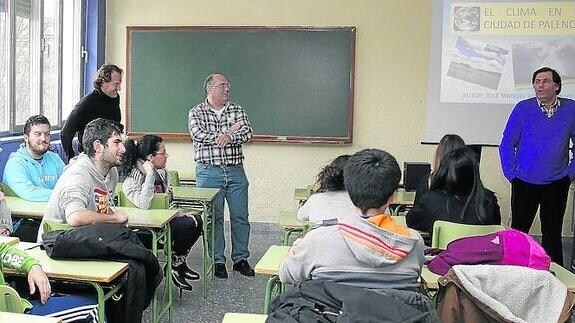 El director y dos profesores del Alonso Berruguete, en una clase del bachillerato de investigación. 