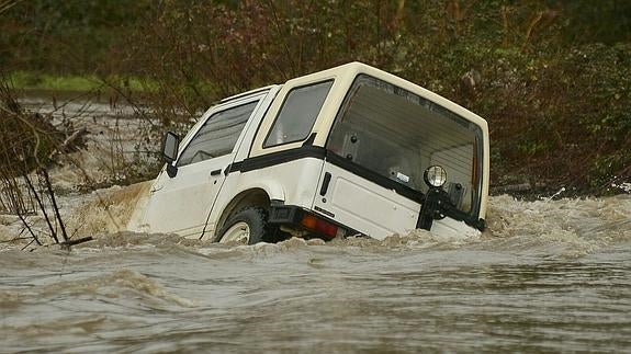 El vehículo tras ser arrastrado por el agua.