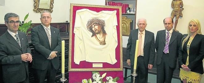 El subdirector de El Norte de Castilla, J. I. Foces; Tomás Ángel Santos, presidente de la Cofradía de Cristo Despojado; Ángel Espeso, autor del paño, y los cofrades Miguel Ángel Rodríguez y Pilar Rodríguez.