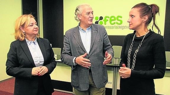 Desde la izquierda, la gerente de Consultraining, Irene Puigmitjá; el secretario general de la Fes, José Luis de Vicente, y la gerente de la Fundación Caja Rural, Beatriz Serrano. 