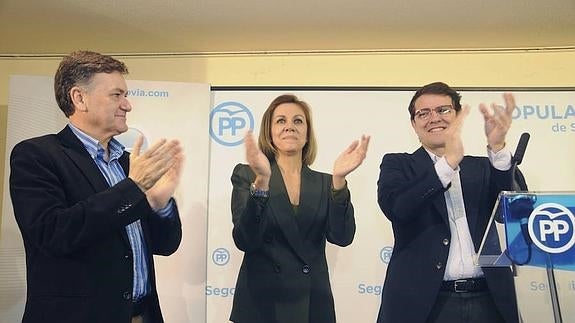 Francisco Vázquez y Alfonso Fernández Mañueco flanquean a María Dolores de Cospedal en el acto de este domingo en Segovia. 