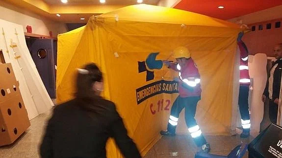 Imagen publicada en el Twitter de la Policía Municipal de Valladolid que muestra a los servicios de emergencia trabajando en el lugar.