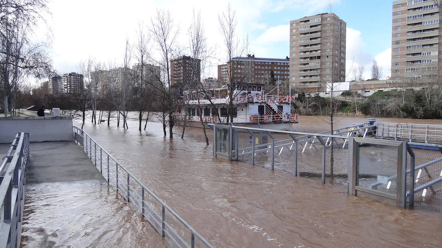 El Pisuerga, a primera hora de la tarde por el centro de Valladolid. 