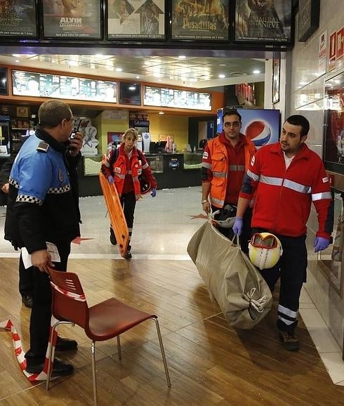 Personal de Protección Civil a la salida de los cines Megarama.