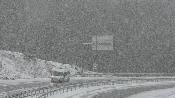 Las carreteras del Bierzo han amanecido bajo un manto de nieve.