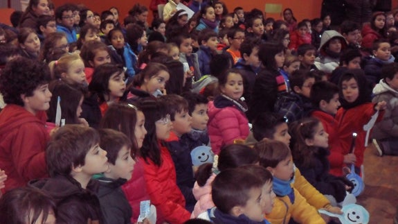 Colgiales de Los arevacos interesándose por el Cáncer Infantil