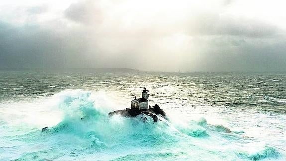 El faro de Tevennec azotado por las olas del mar de Iroise, frente a Gran Bretaña. 
