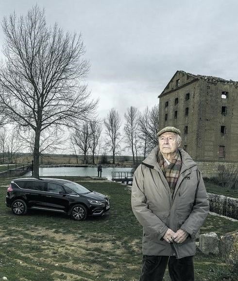 El empresario Vicente Garrido Capa, en la dársena de Tamariz de Campos.