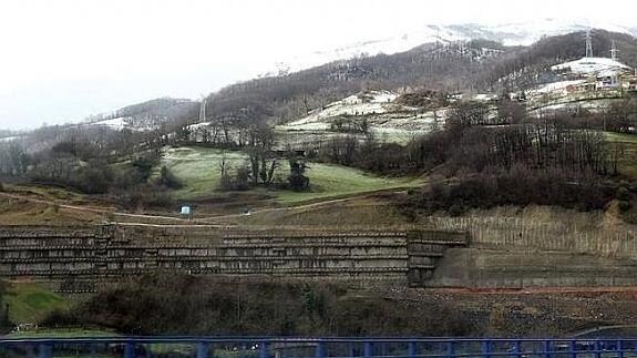 Estabilización de la ladera de Campomanes, por donde discurrirá el trazado de la línea de alta velocidad. 