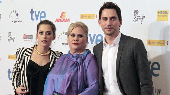 Paco León con su madre Carmina Barrios y su hermana María.