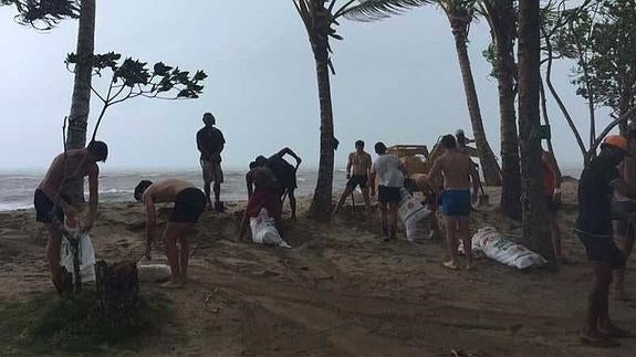 Los jugadores españoles, en plena faena. 