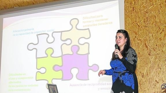 Zoila Guisuraga, psicóloga de la Asociación Asperger Salamanca ayer durante su ponencia.