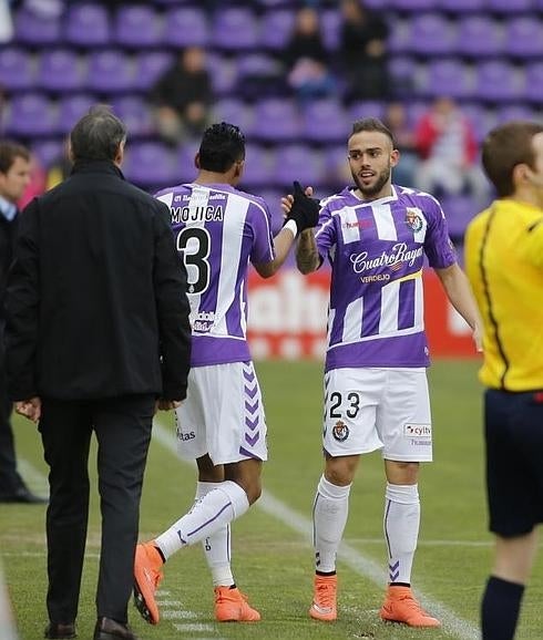 Roger, con Mojica, durante el partido. G. VILLAMIL