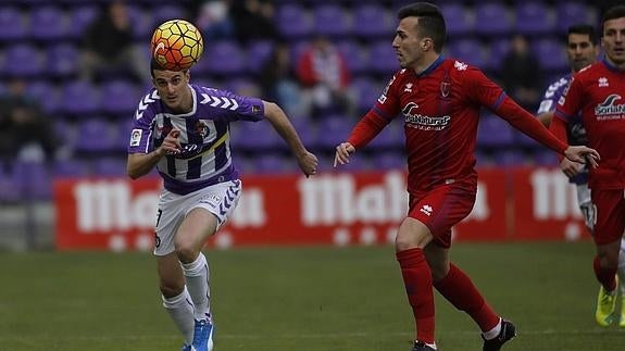 Juan Villar corre tras un balón.