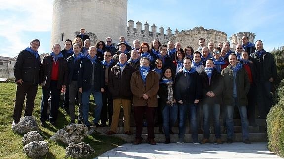 Los asistentes a la celebración, frente al castillo de Cuéllar. 