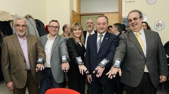 José Luis Martínez Herrador, Enrique Hornos, Elena Martín, el rector, Daniel Miguel, y el decano de Comercio, José Antonio Salvador Insúa, posan con la herramienta en el laboratorio. 