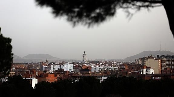 Polvo del desierto en suspensión sobre la ciudad.