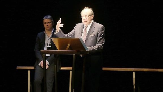 Francisco Rico, con Ernesto Arias, detrás, en el Teatro Calderón. 