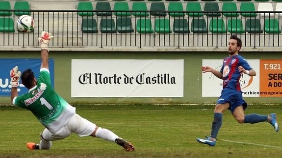 Kike marca un gol en un partido disputado en La Albuera.