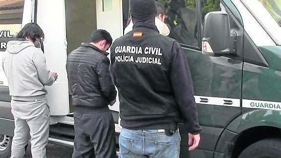 Tres de los detenidos en la operación de la Guardia Civil. 