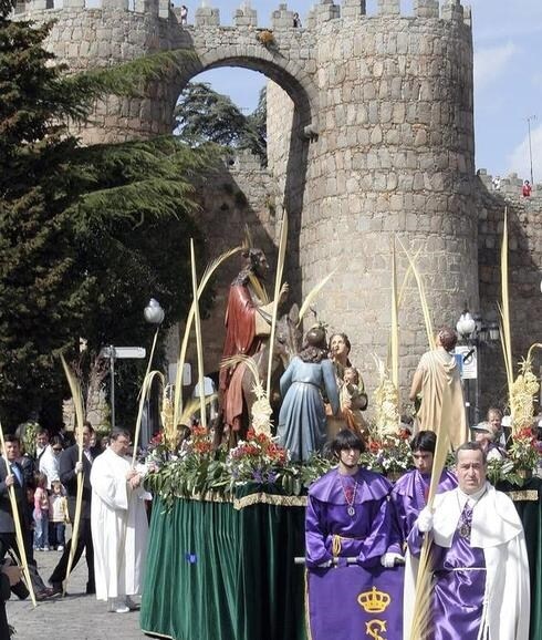 Los cofrades acompañan el paso de La Borriquilla en la procesión del Domingo de Ramos.
