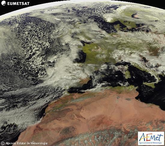 La imagen del meteosat permite observar la masa húmeda que domina la península y el corredor de alta presión sobre Francia por el que entra la masa de aire frío desde el Báltico