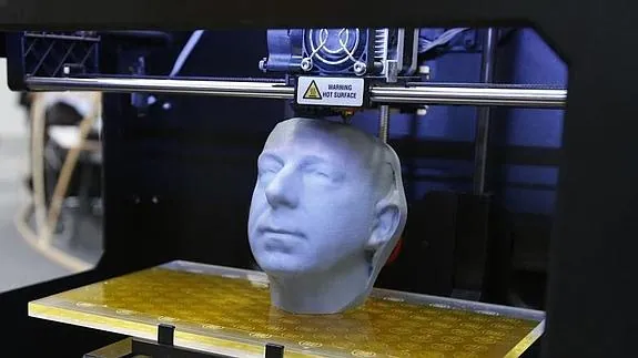 Sistema replicador mediante una impresora 3D del rostro de una persona. 