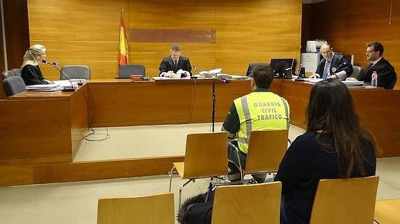 La acusada, de espaldas durante el juicio.