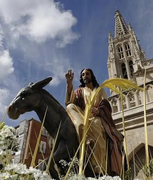 'La Borriquilla' pasa delante de la Catedral de Burgos.