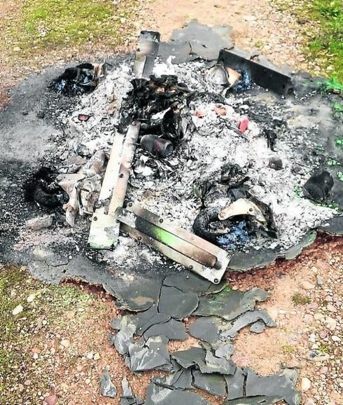 Uno de los contenedores quemados en Grijota.