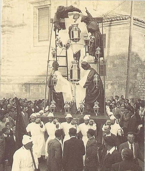 Primera fotografía del paso de El Descendimiento a comienzos del siglo XX.