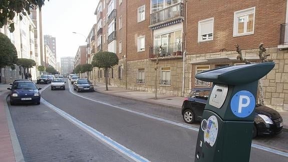 Aparcamiento de la zona azul en Cuatro de Marzo.
