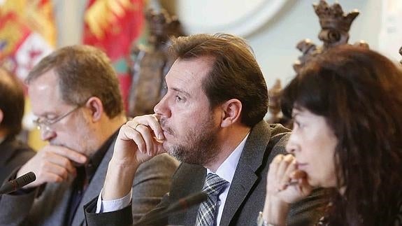 Manuel Saravia, Óscar Puente y Ana Redondo, durante el pleno municipal.