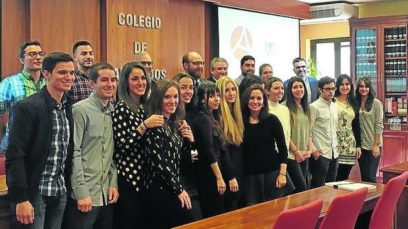 Foto de familia de los alumnos becados. 