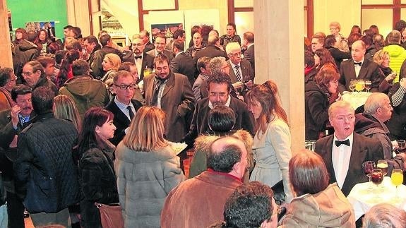 Parte de los asistentes, durante el ágape. 