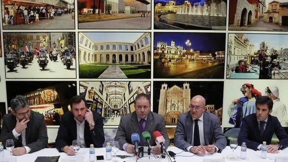 Óscar Campillo, director del Diario Marca; Óscar Puente, alcalde Valladolid; Íñigo Torres, presidente de la Asociación Deportiva de Valladolid; Jesús Julio Carnero, presidente de la Diputación y Alfonso Lahuerta, director general de Deportes de la Junta de Castilla y León.  