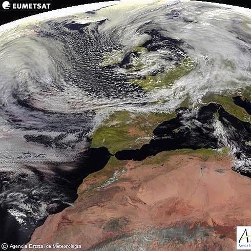 Imagen del Meteosat, en el que se aprecia el frente frio que se acerca desde el noroeste de Irlanda. 