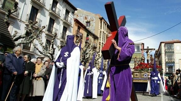 Varios nazarenos durante la procesión de la cofradía de las Siete Palabras.