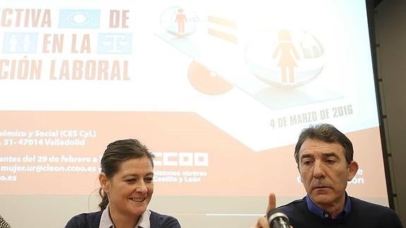 El secretario general de CC OO en Castilla y León, Ángel Hernández, junto a la secretaria de Mujer de la Confederación Sindical del sindicato, Ana Herranz Sainz-Ezquerra. / M. CHACÓN-ICAL