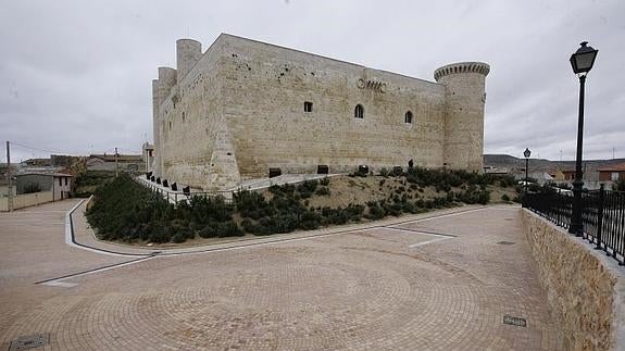 Exterior del castillo de Fuentes de Valdepero. 