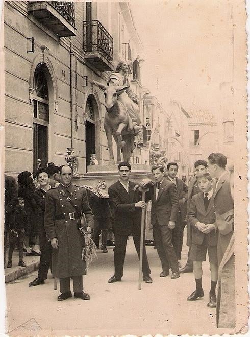 «Procesión de la Borriquilla, escoltándola delante mi abuelo, Jesús el municipal.»