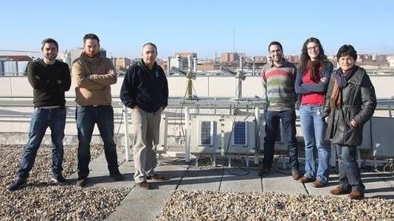 El Grupo de Óptica Atmosférico junto a los fotómetros ubicados en la azotea de la Facultad de Ciencias.