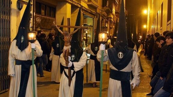 La procesión de las Siete Palabras discurre por una de las rúas del casco antiguo de Zamora.