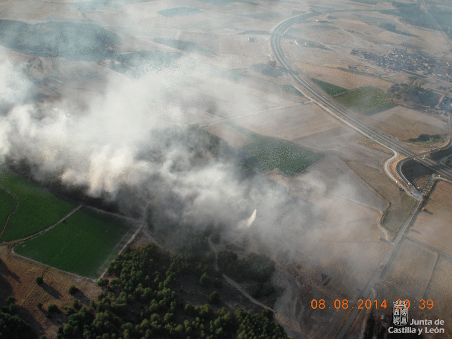 Fotografía aérea de la zona donde se declaró el incendio en el municipio de Pinarejos, en 2014. El Norte