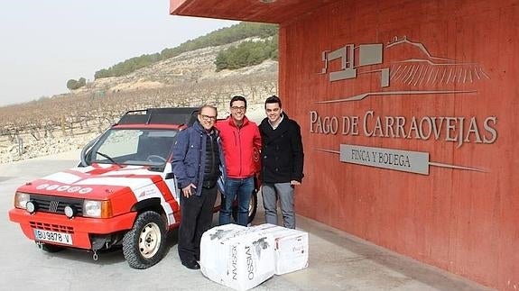 José María RuIz y Pedro RuIz, de Pago Carraovejas entregan el material a Félix López.