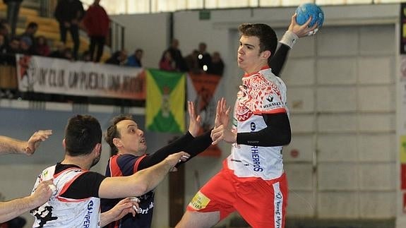 Dani Simón se eleva por encima de la defensa asturiana en un momento del encuentro de ayer en Nava de la Asunción. 