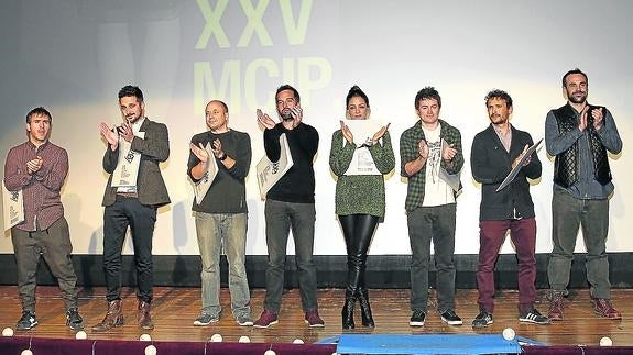 Todos los premiados aplauden al público al término de la entrega de galardones, celebrada en el Teatro Ortega.