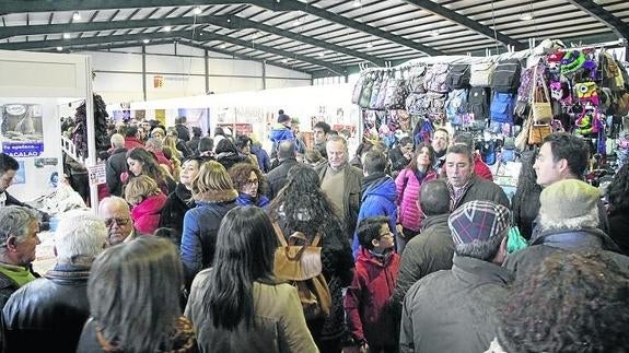 Numeroso público en el interior del recinto de la feria multisectorial. 