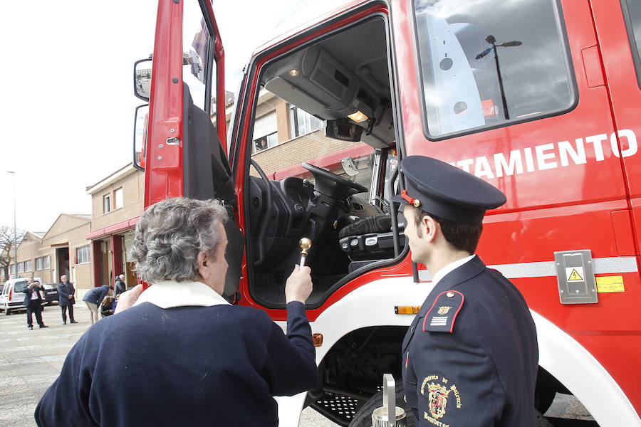 El párroco Elías de la Fuente bendice el nuevo camión de los bomberos, junto al jefe del parque, Miguel Ángel Extremo. 