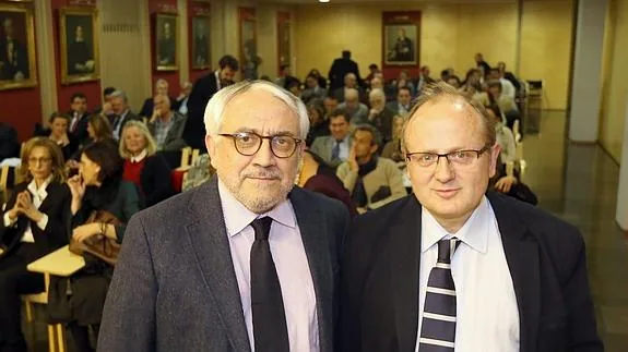 Carlos Gallego y José Carlos Jaramillo, minutos antes de la conferencia, en el Colegio de Abogados. Henar Sastre